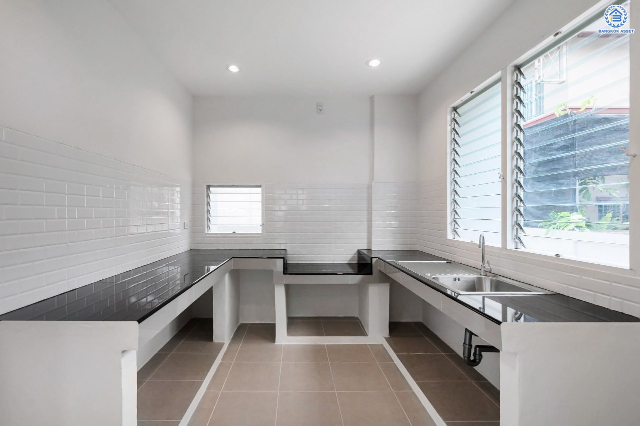 บ้านมือสองตกแต่งใหม่ แบรนด์ LH โครงการ มัณฑนา เพชรเกษม81 พร้อมรองรับทุกความสุข บนเนื้อที่ 54.4 ตร.ว. พื้นที่ใช้สอยกว่า 123.84 ตร.ม. พร้อมฟังก์ชัน 3 ห้องนอน 3 ห้องน้ำ จอดรถได้ 2 คัน บนทำเลเชื่อมต่อสู่ ถ.เพชรเกษม, ถ.พุทธมณฑลสาย4 ใกล้เดอะมอลล์ บางแค และม.มหิดล...